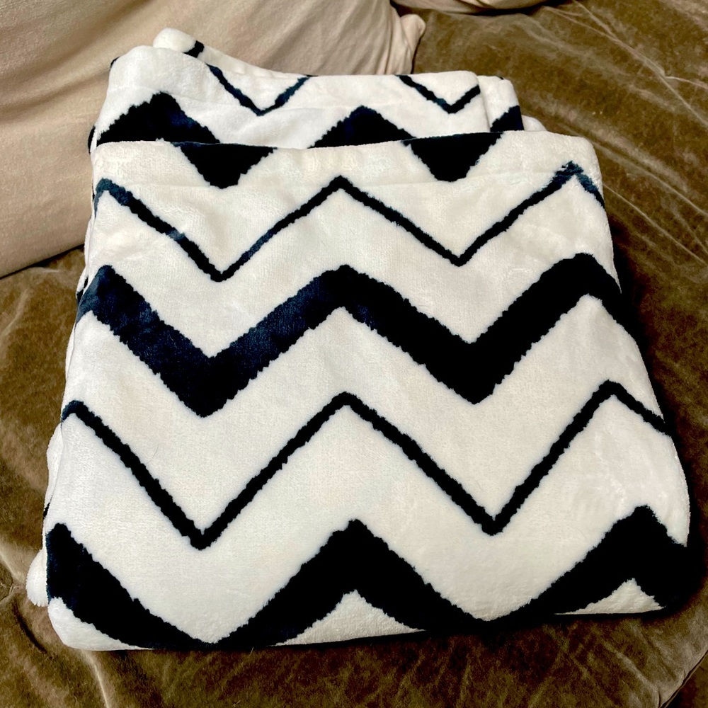 Sooo Soft, dark blue chevron on white throw
